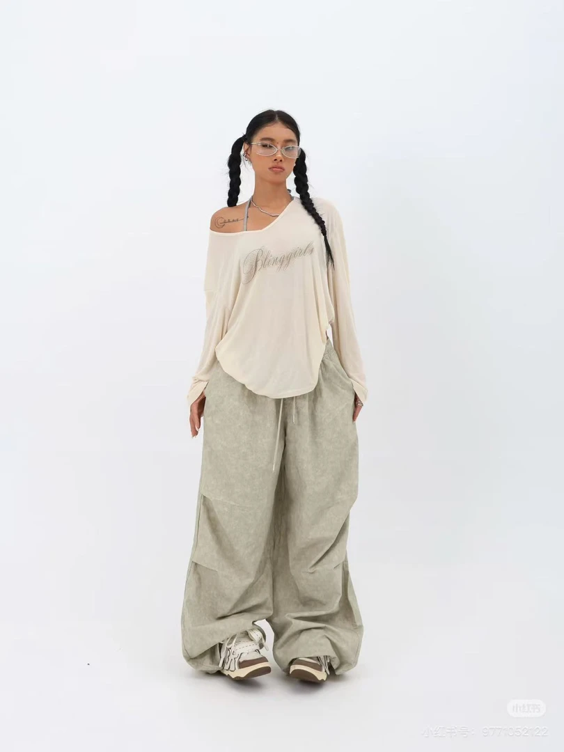 A27-3杏色“沙尘字母”V领长袖上衣