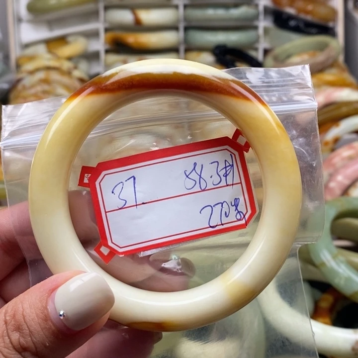 蛇纹石玉未镶嵌颈饰乐*