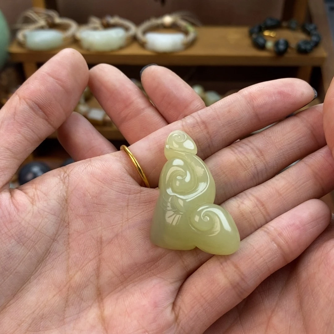 秋***萍和田玉未镶嵌颈饰