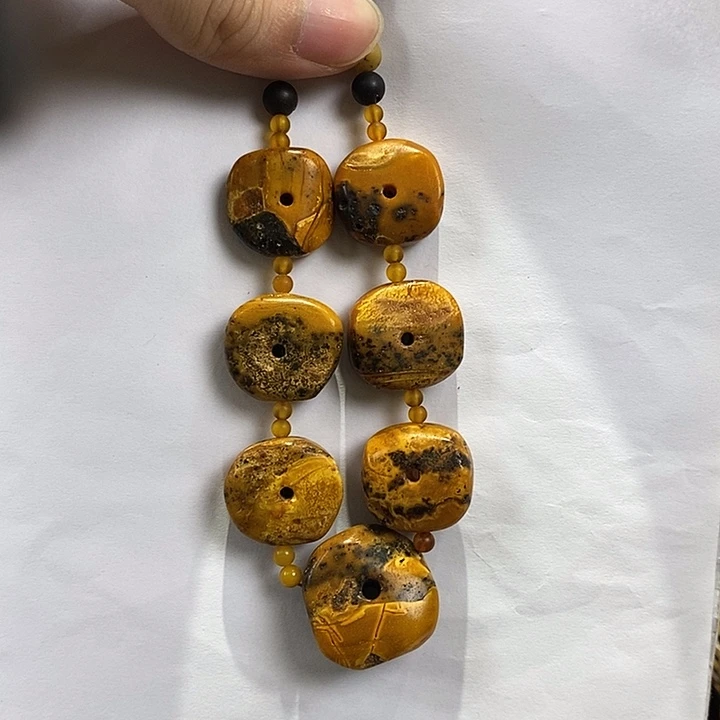 琥珀未镶嵌颈饰多人
