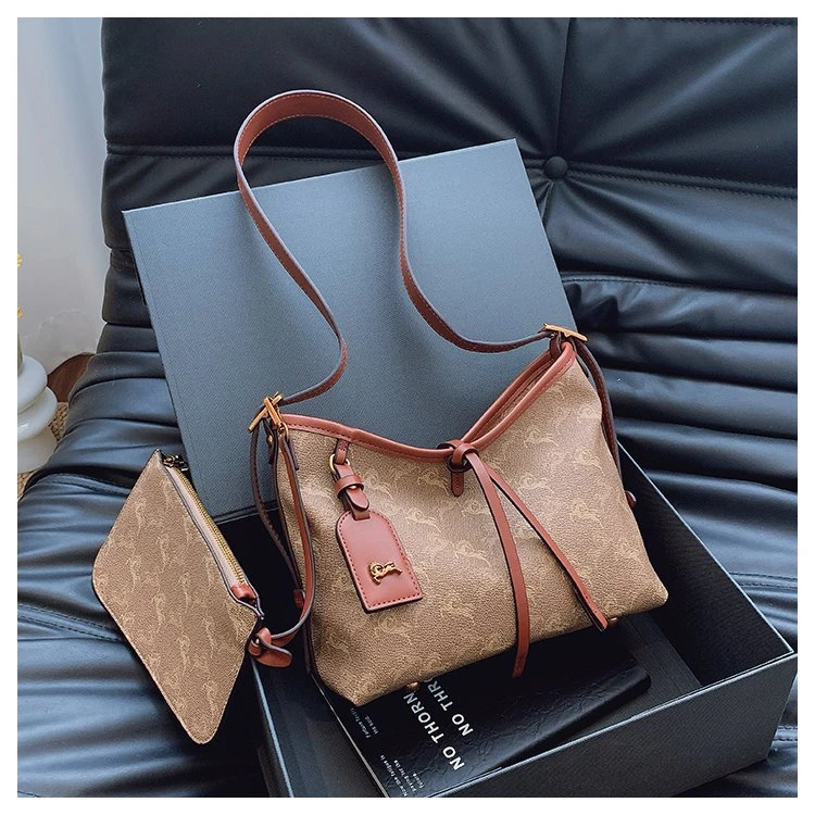 斜挎包耐磨轻奢风多层款水桶包网红秋冬编织单根潮流休闲包包百搭