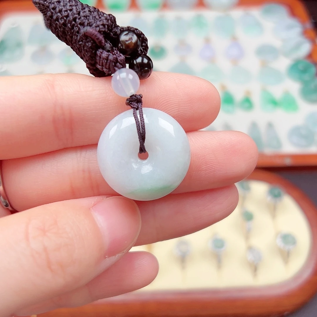 翡翠颈饰未镶嵌平安扣