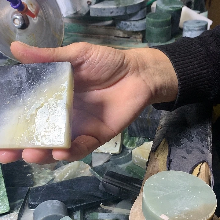 颈饰未镶嵌和田玉（糖玉）