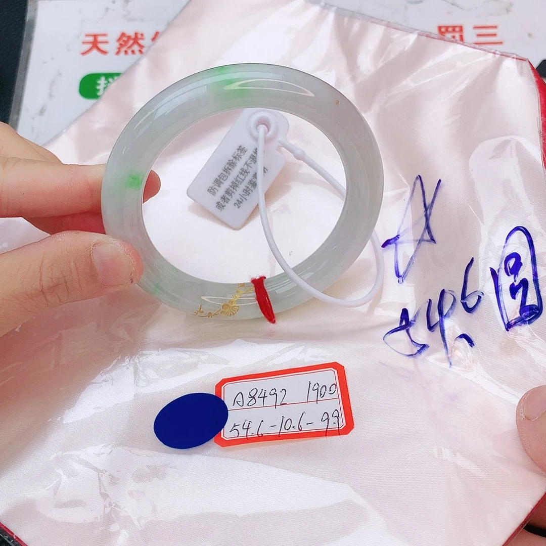 翡翠手镯未镶嵌翡翠