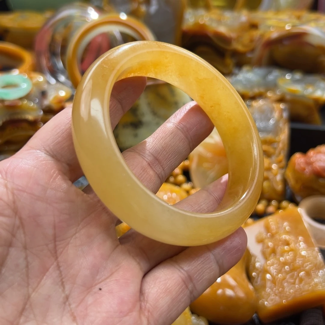 M***张颈饰未镶嵌石英质玉