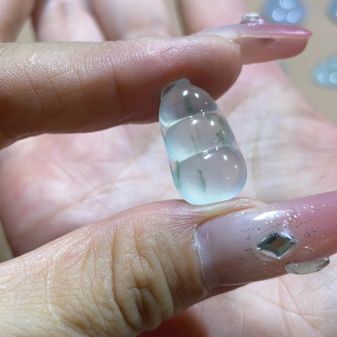 翡翠未镶嵌颈饰豆子