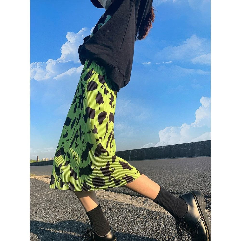 荧光绿色豹纹半身裙女春夏季2025新款褶皱直筒裙显瘦高腰a字裙子