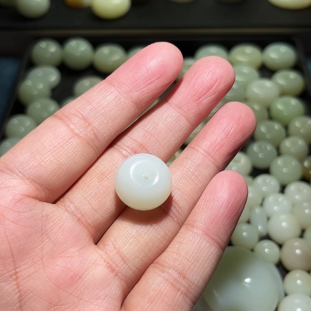 刘***美和田玉未镶嵌颈饰