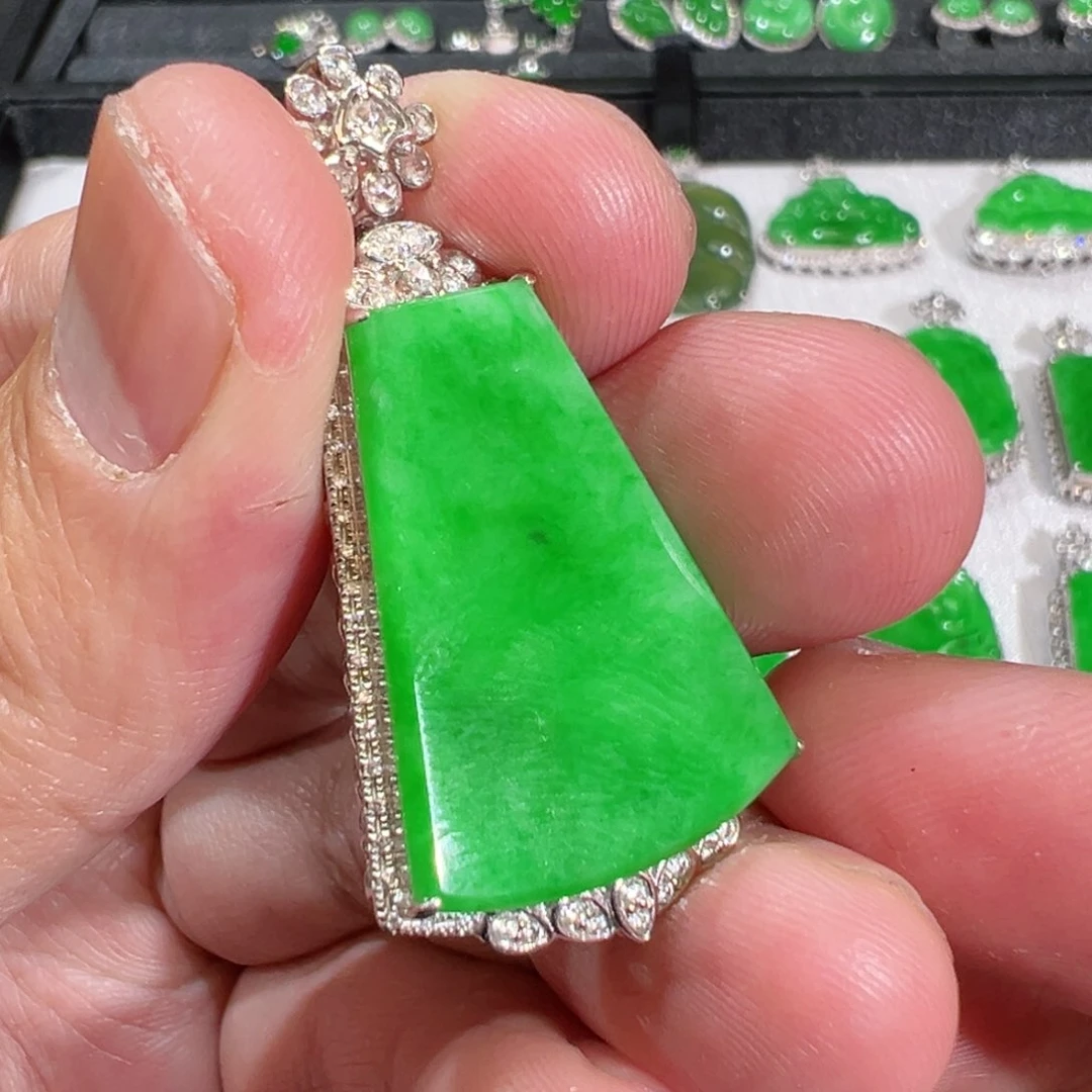 【闪购商品】翡翠吊坠(不含链)18K金镶嵌