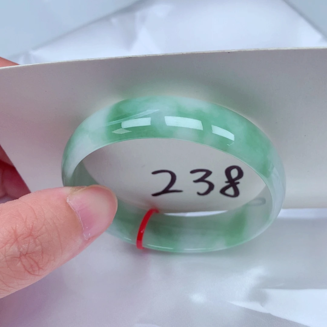 翡翠手镯未镶嵌翡翠