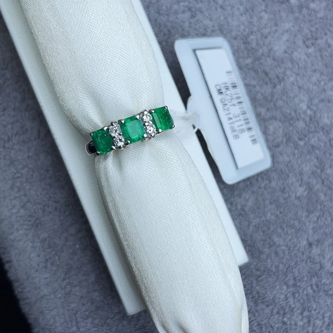 太***花祖母绿铂Pt850镶嵌戒指一枚