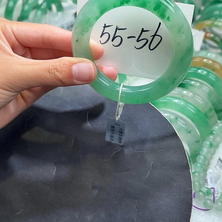 未镶嵌手镯石英质玉（非洲翠）