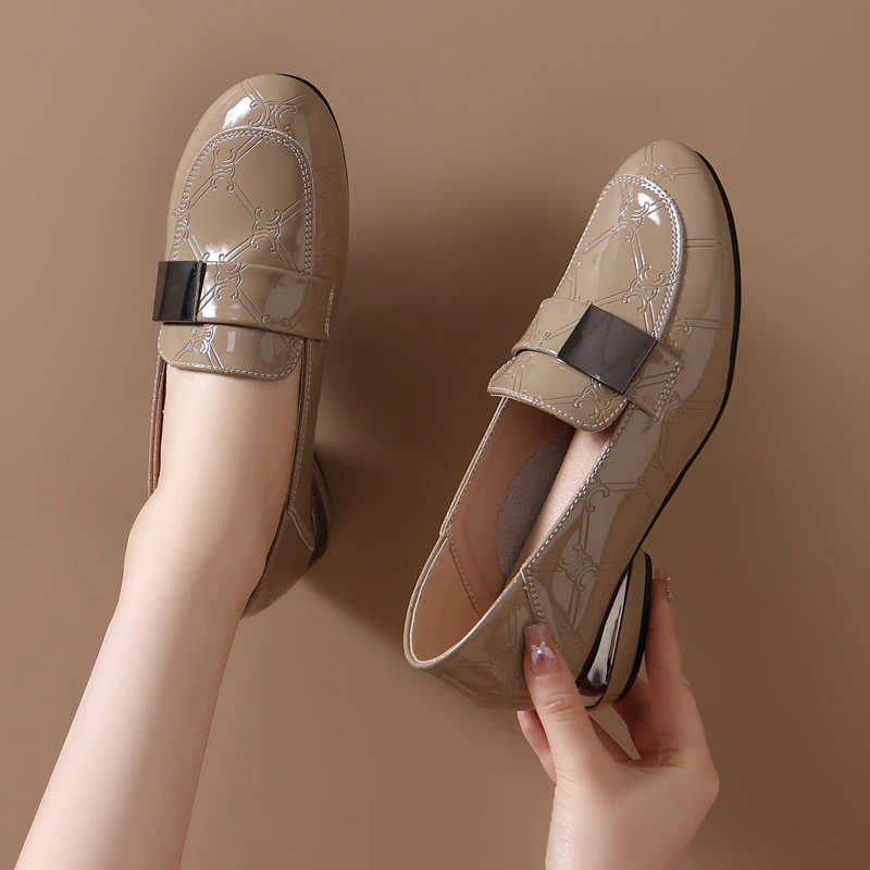 2025春季新品时尚休闲百搭粗跟英伦风漆皮舒适高跟低跟单鞋休闲鞋