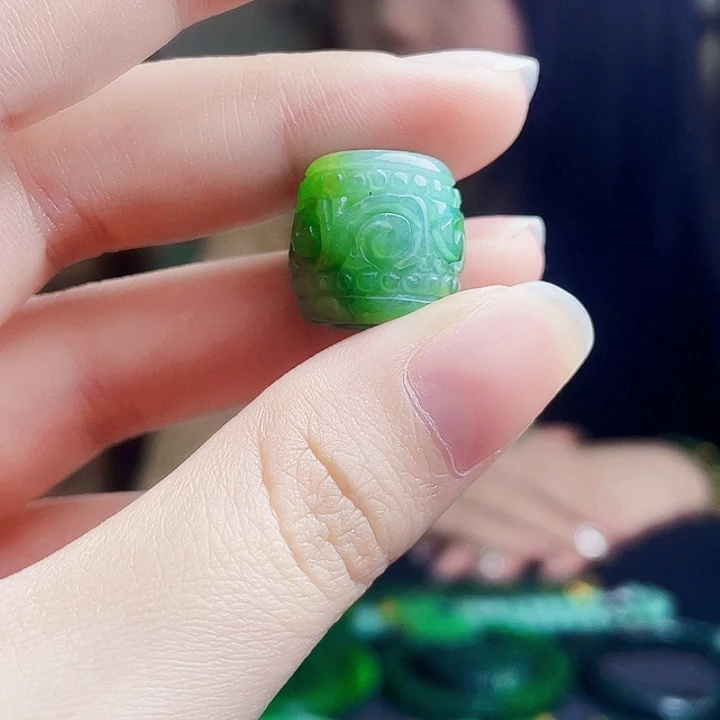 翡翠未镶嵌颈饰多样性