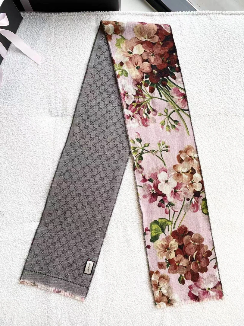 95新 GUCCI/古驰 bb2720 羊毛 花卉老花围巾 均码