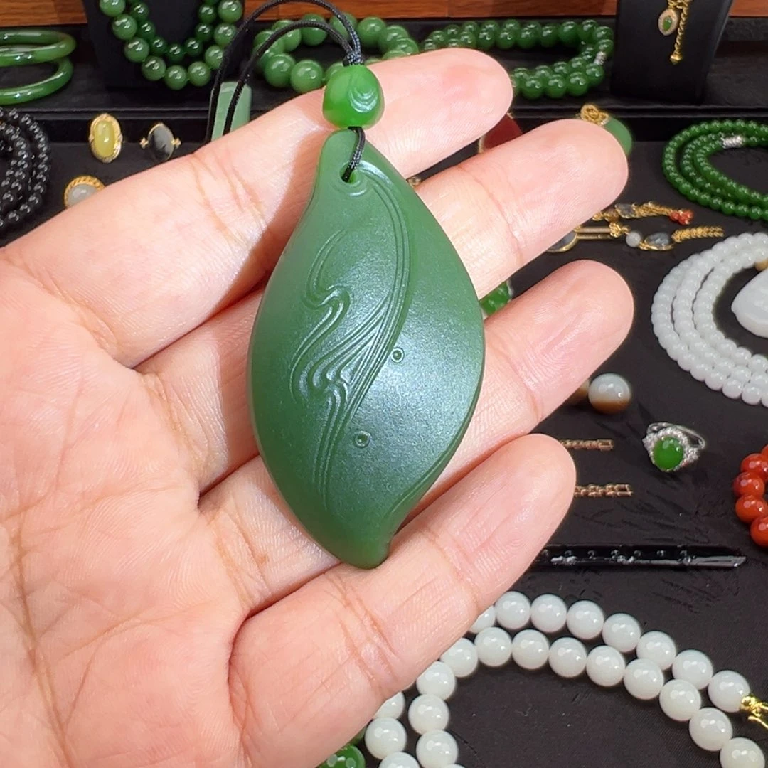 和田玉（碧玉）未镶嵌颈饰老料菠菜绿过灯随型挂件