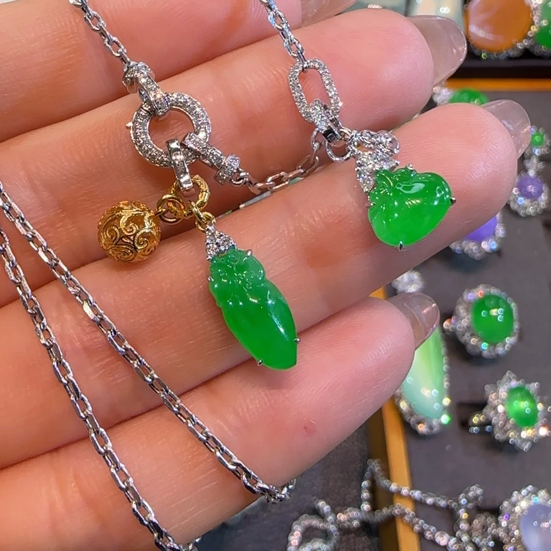 翡翠18K金镶嵌颈饰福袋