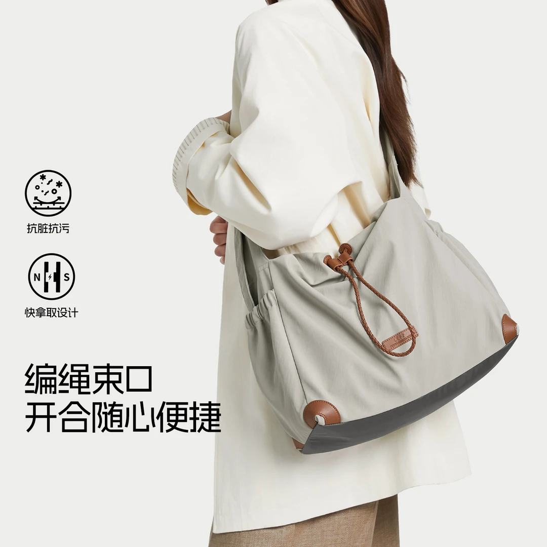 抽绳斜挎包女大容量2025新款休闲通勤轻便旅行包通勤百搭包