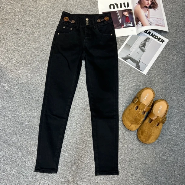 2025新款巨显瘦加绒小脚高腰盘扣轻奢立体显瘦带钻铅笔牛仔裤黑色