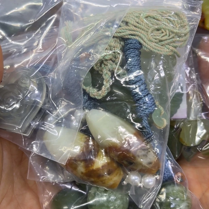 蛇纹石玉合金吊坠不****渣