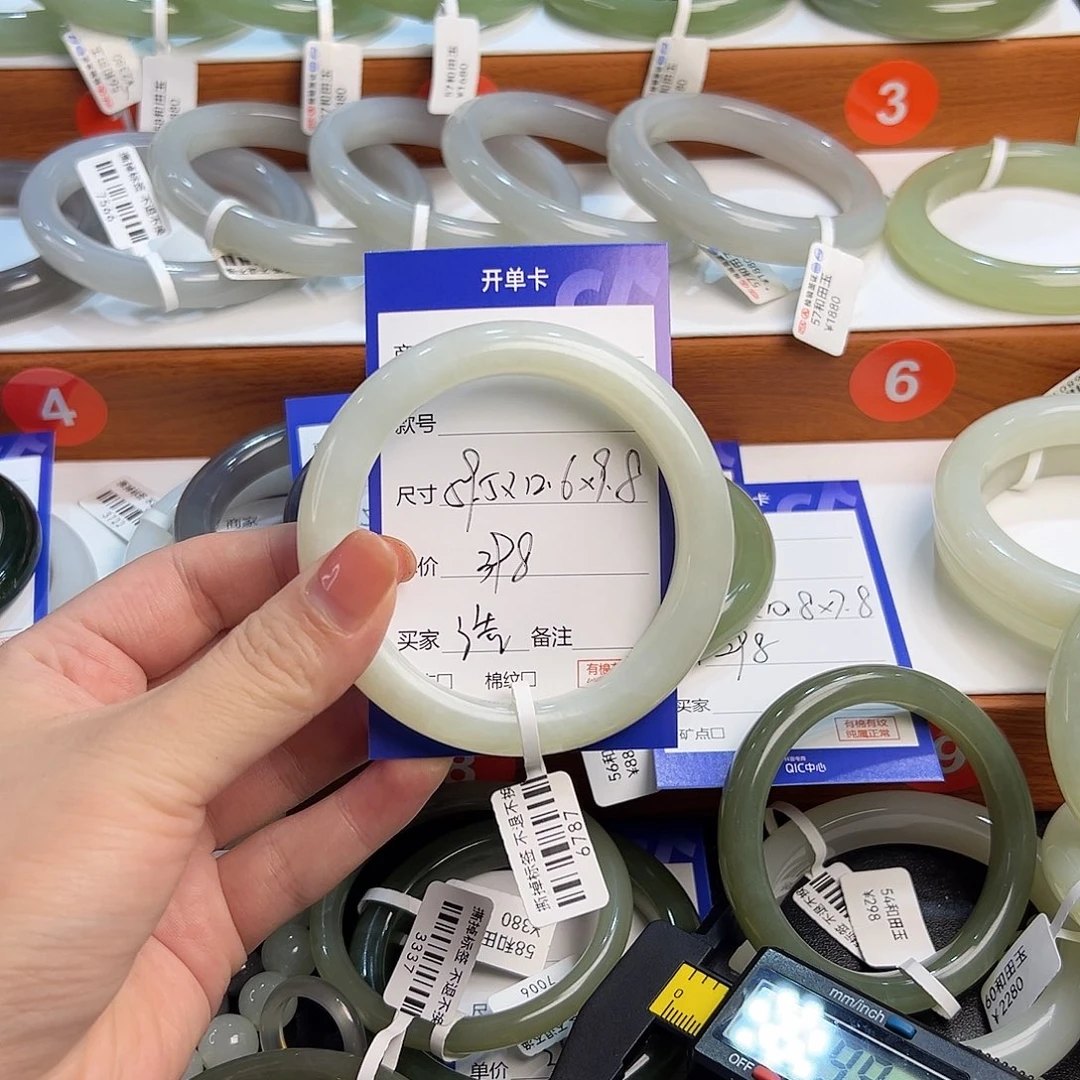 未镶嵌手镯和田玉浩***?