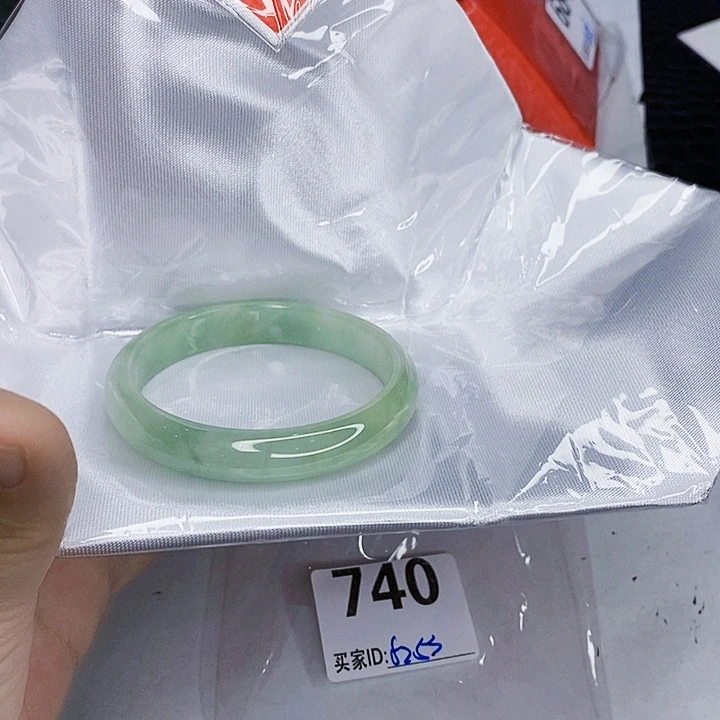 翡翠未镶嵌手镯一图一物实物为准（微瑕处理）