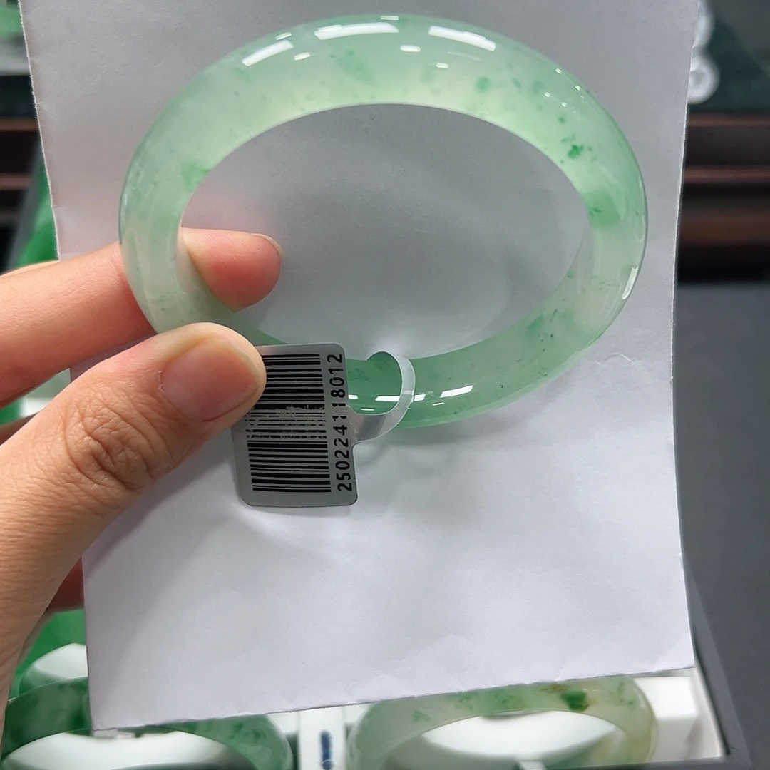 **** 未镶嵌手镯石英质玉