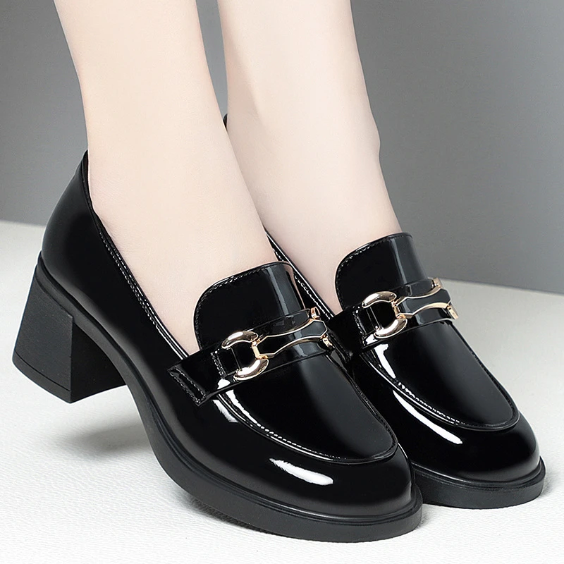 新款英伦风平底女士单鞋春夏日常深口休闲漆面皮鞋橡胶底乐福头PU