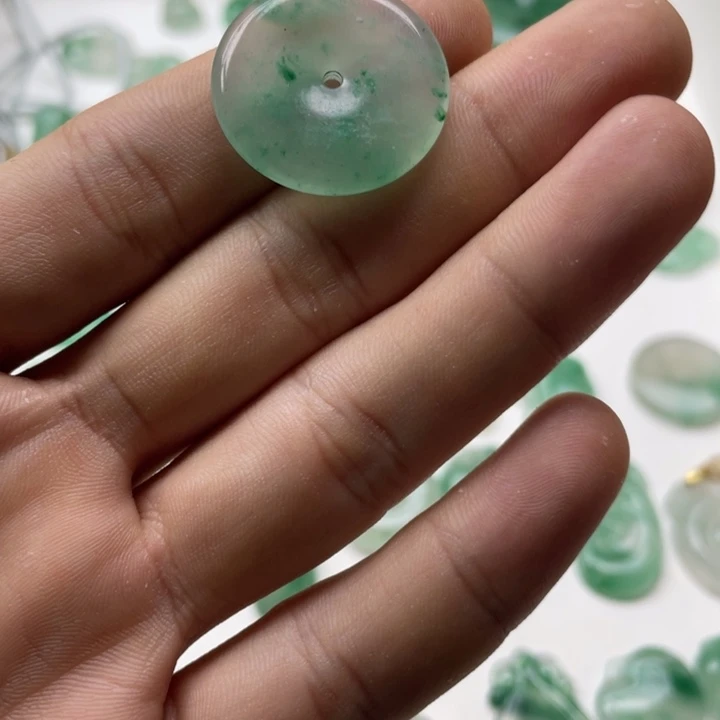 石英质玉（非洲翠）未镶嵌颈饰