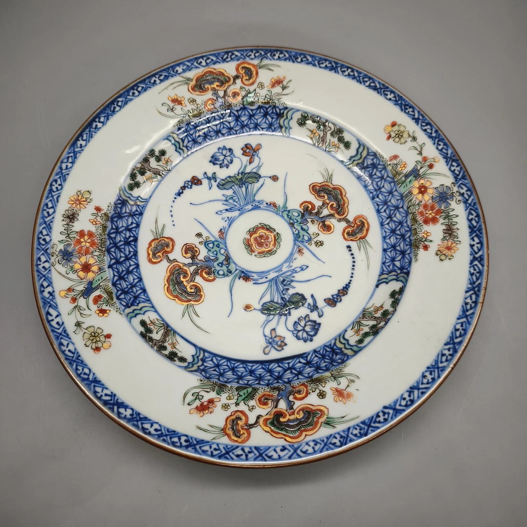 82501033*清康熙斗彩灵芝莲花纹盘/瓷器八/江苏省文物总店