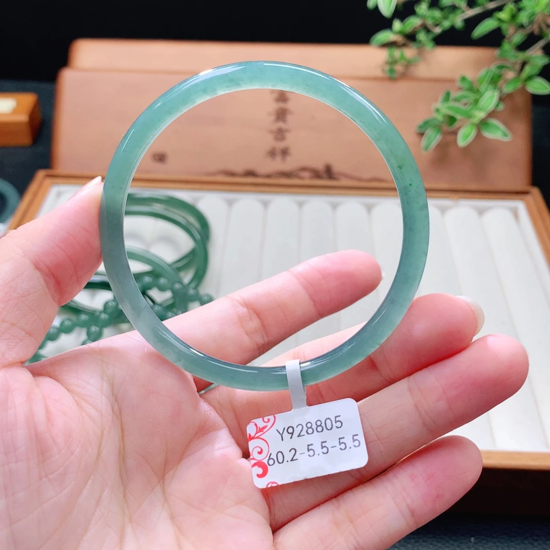 翡翠未镶嵌手镯（圆镯）