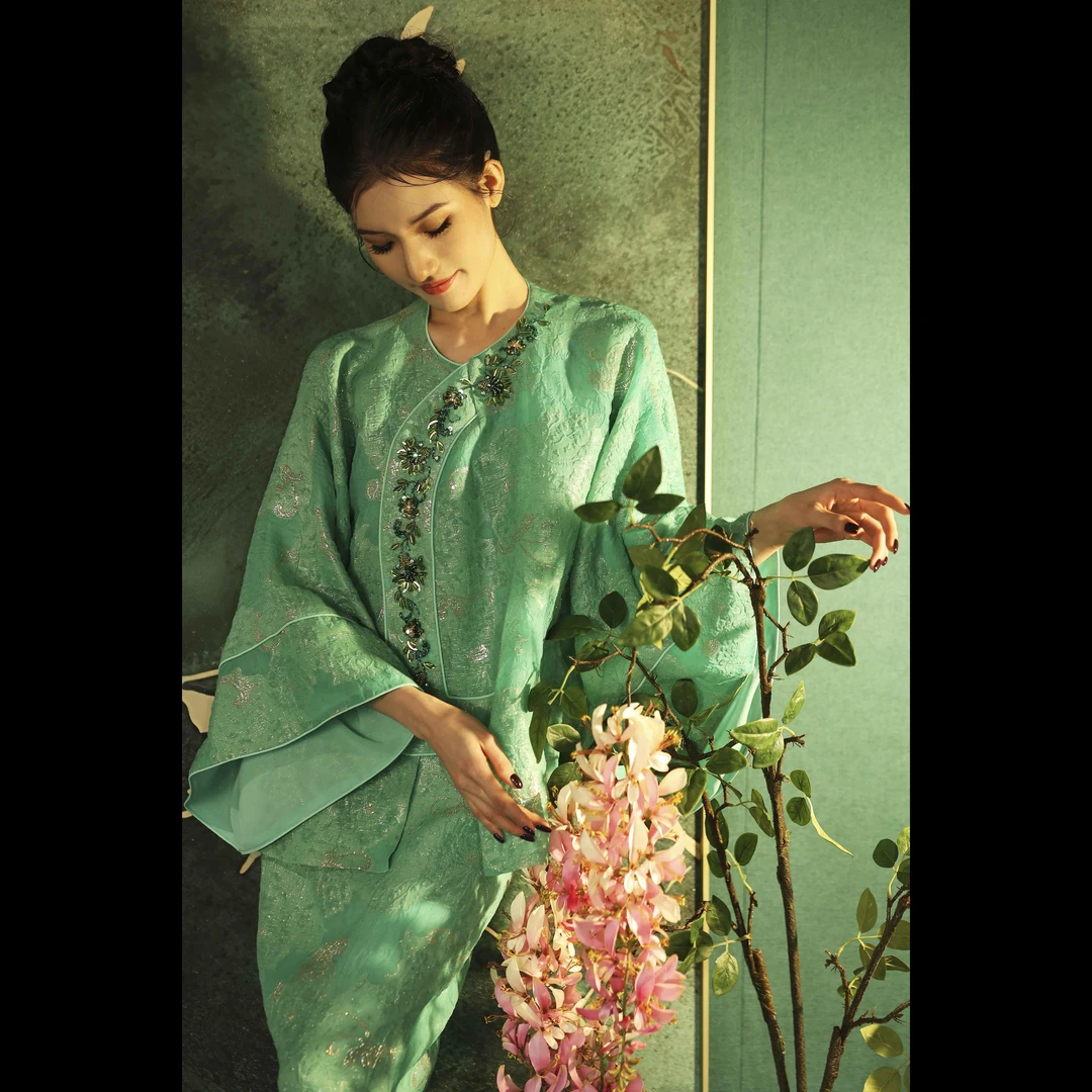 【云绣·沁绿·上衣】XM轻奢高级风织金浮雕提花圆领斜襟重工钉珠女士