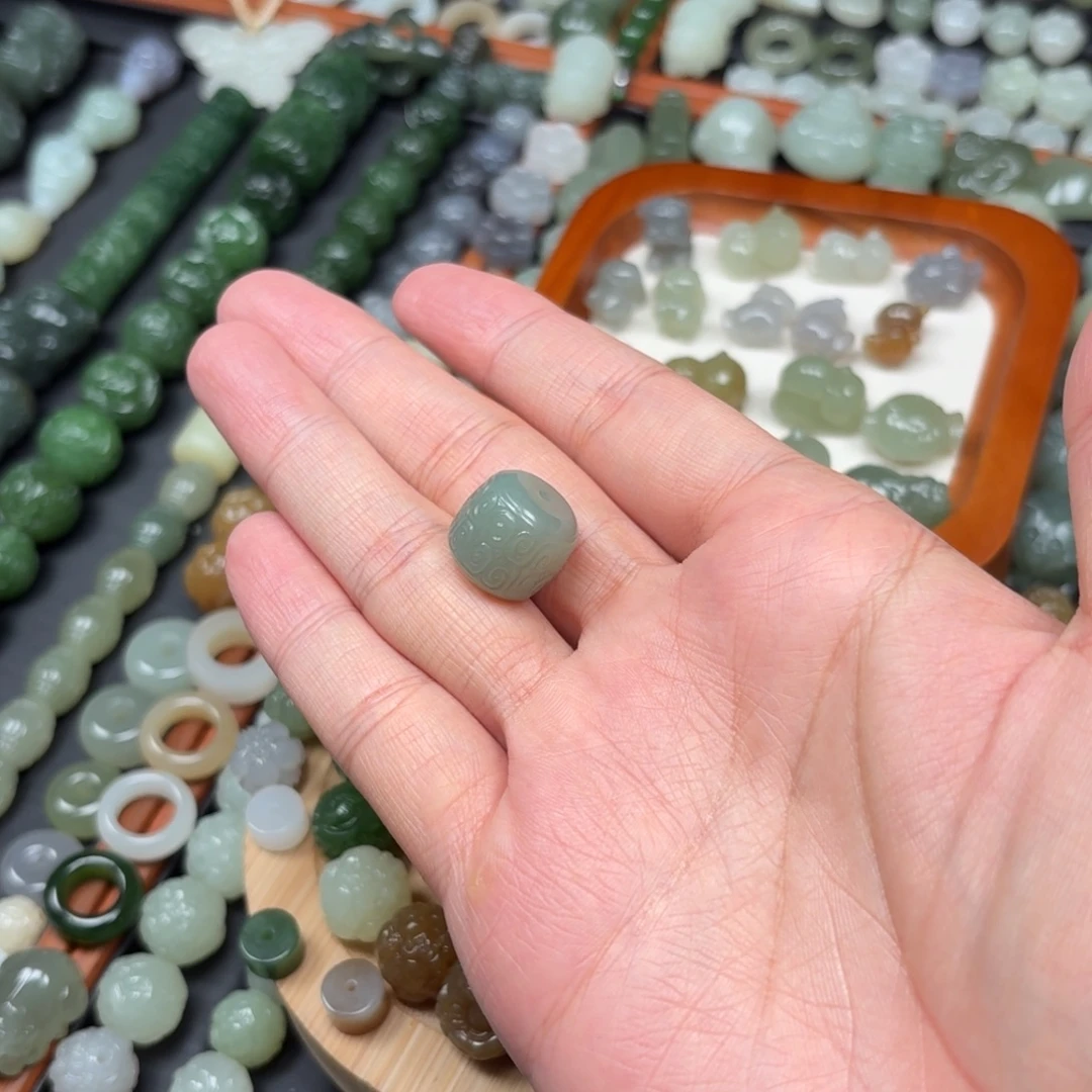 夜***岚和田玉未镶嵌颈饰