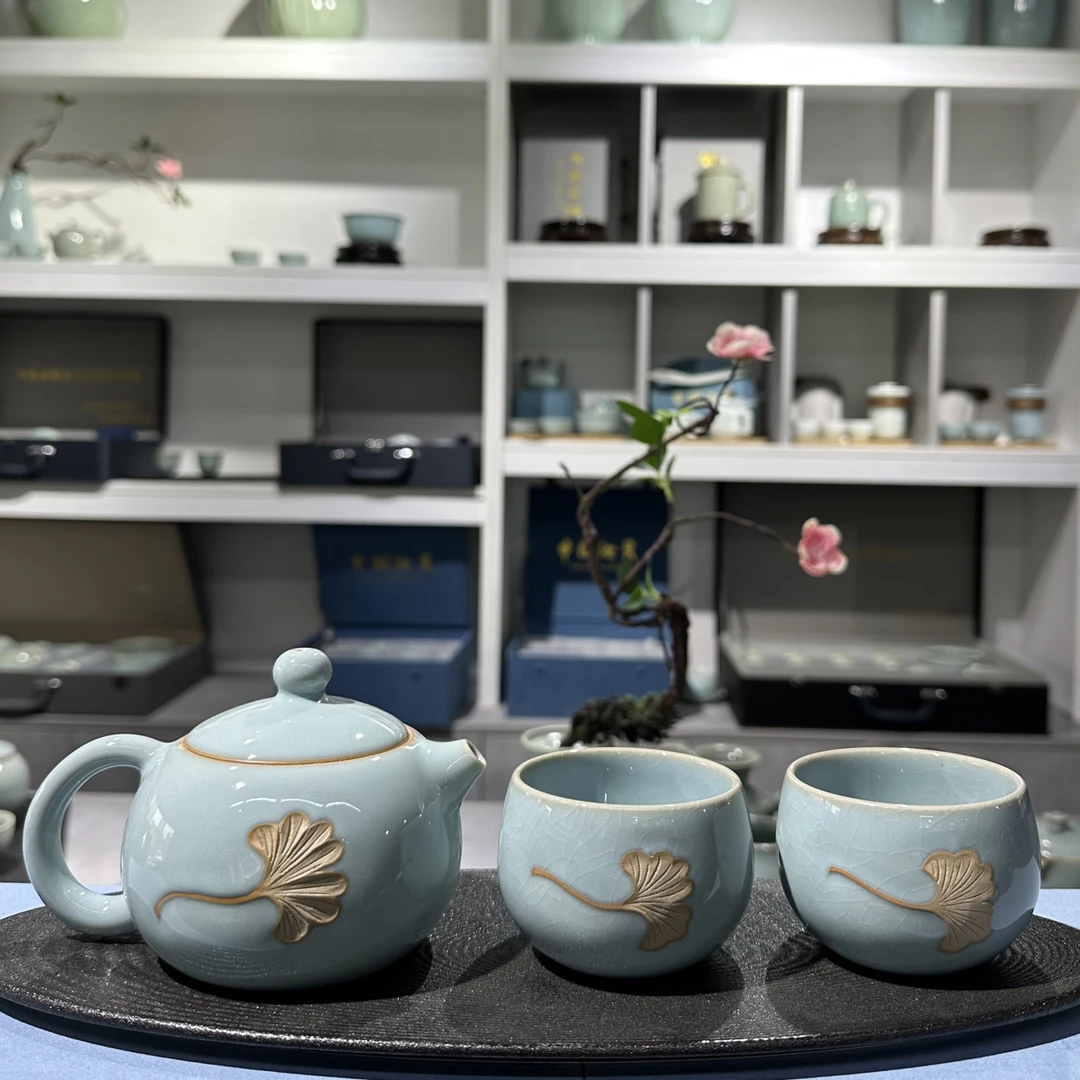 汝瓷银杏叶西施壶一壶两杯  支钉烧满釉蝉翼纹开片