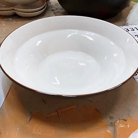 微瑕，约口径31厘米，高度6.5。293黑点