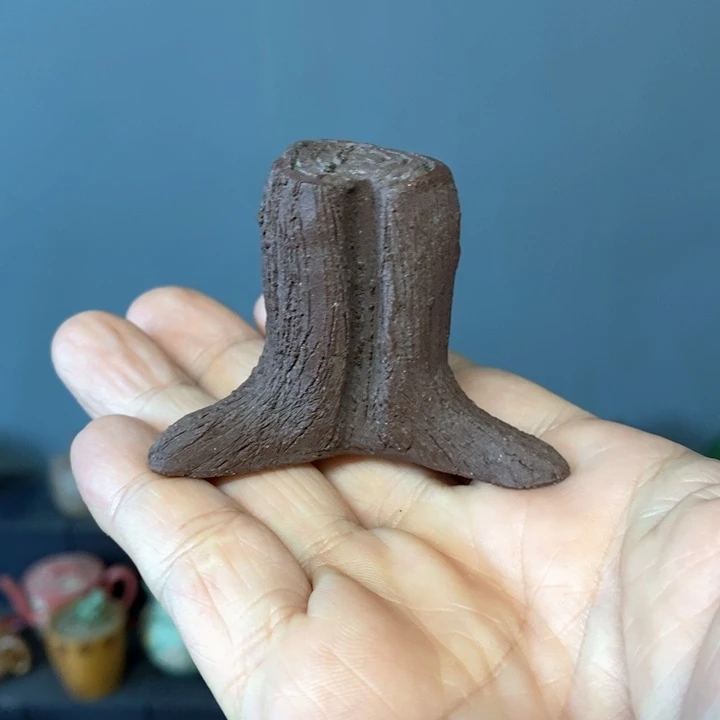 紫砂紫砂在凳子上