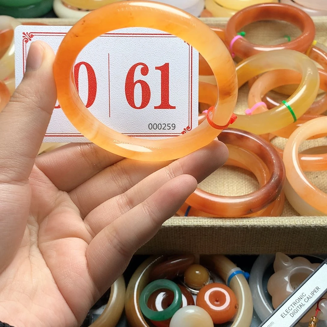 未镶嵌石英质玉（黄龙玉）手镯