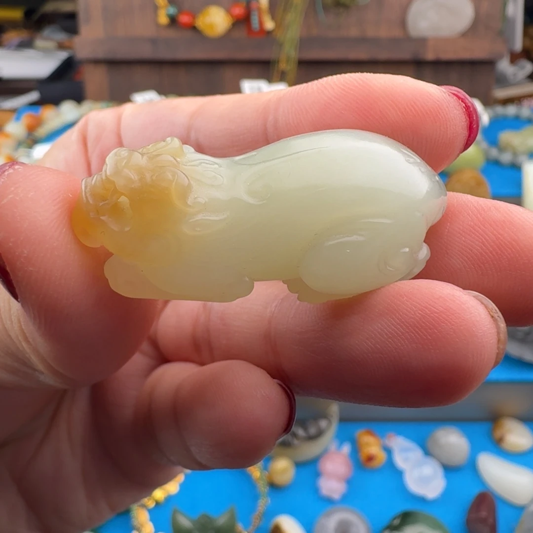 和田玉未镶嵌颈饰糖白貔貅