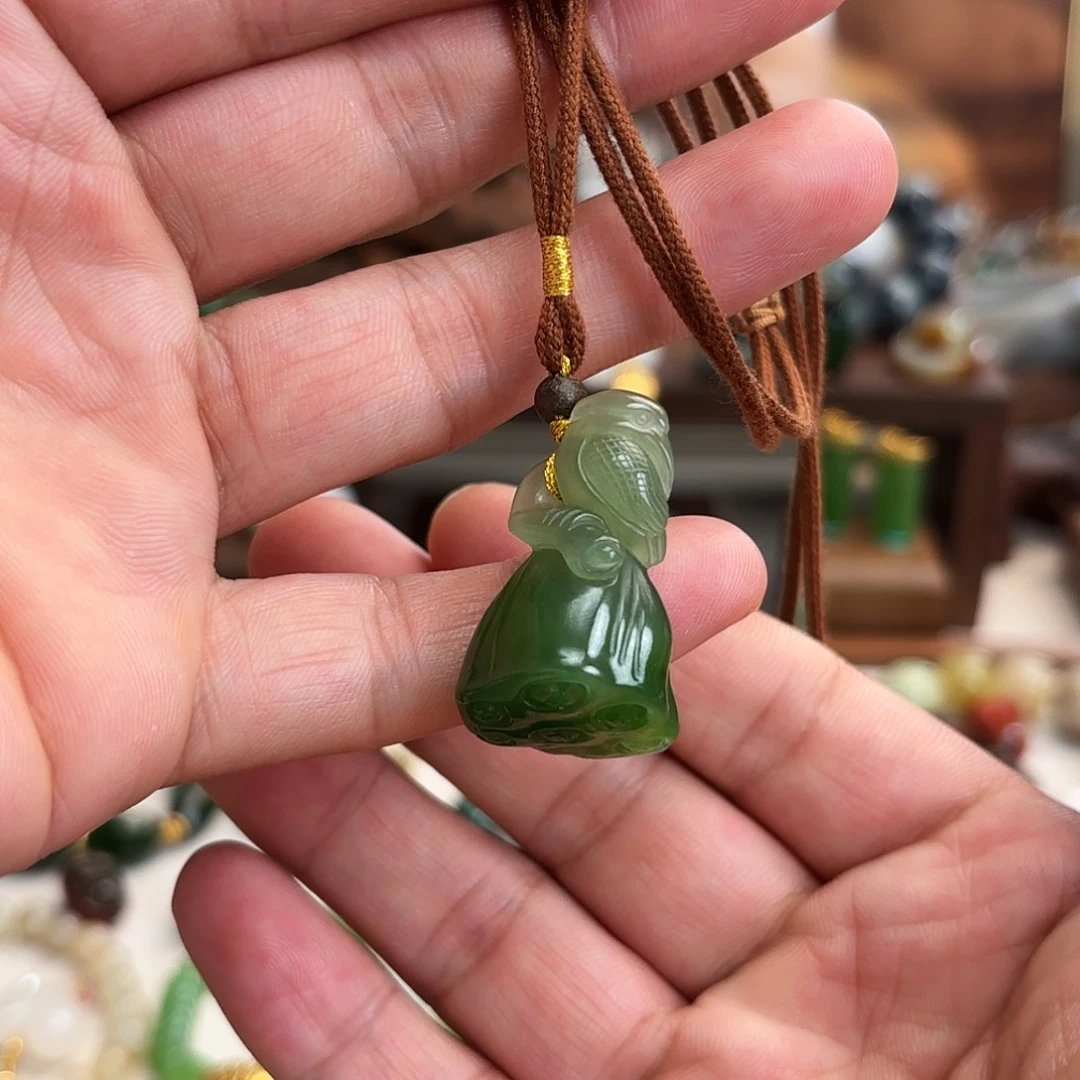 颈饰未镶嵌和田玉（碧玉）