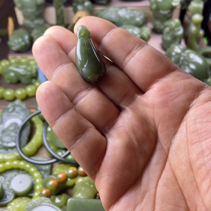 岫岩老玉（透闪石质玉）未镶嵌颈饰