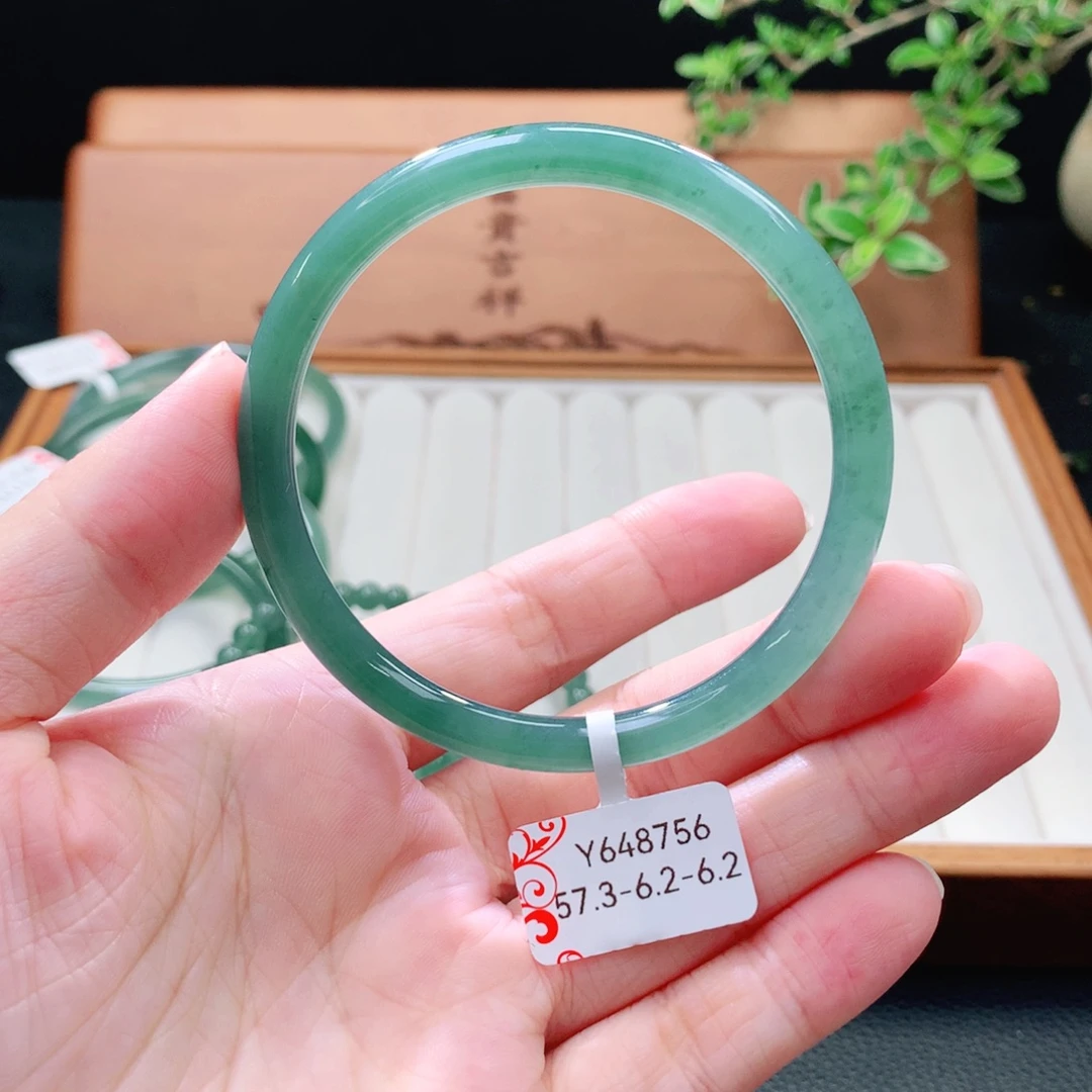 未镶嵌手镯（圆镯）翡翠