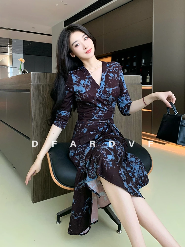裹身裙2025新款水墨画晕染印花连衣裙一片式V领显瘦中长裙