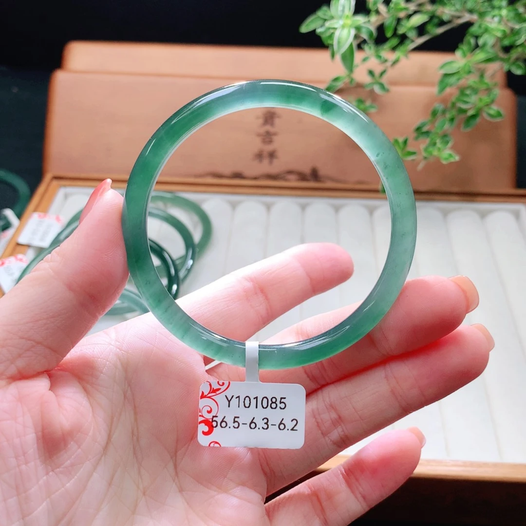 未镶嵌手镯（圆镯）翡翠