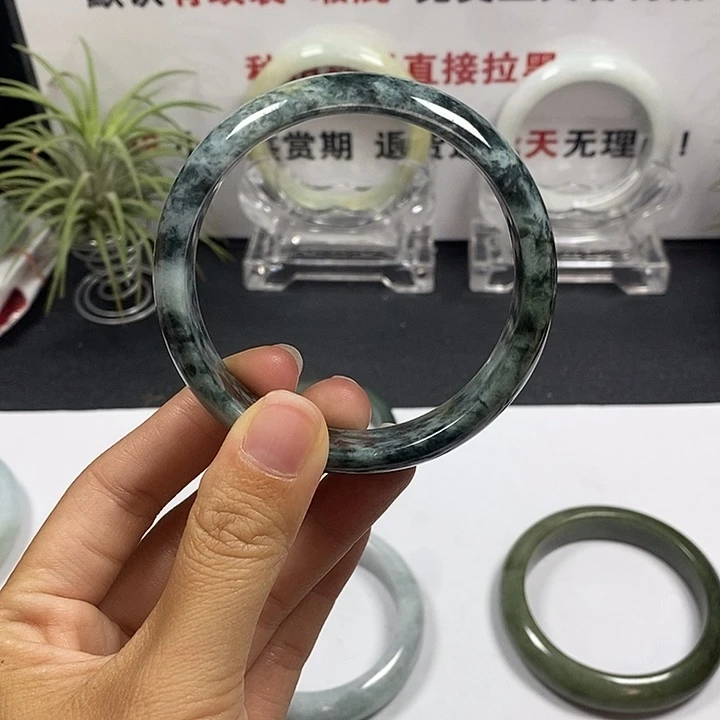 未镶嵌手镯翡翠55号。57.8圈