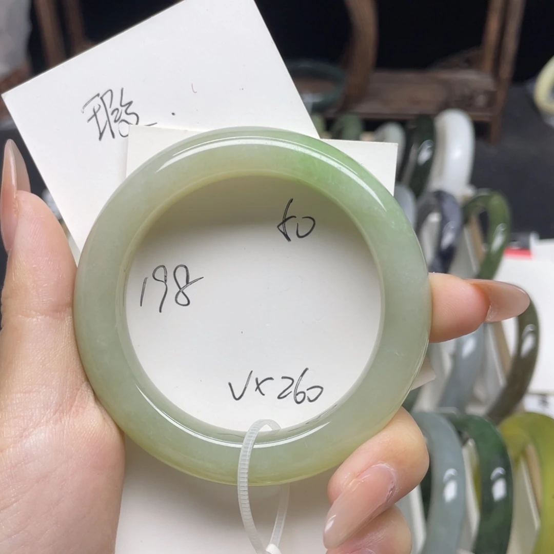 宁***阿和田玉未镶嵌手镯