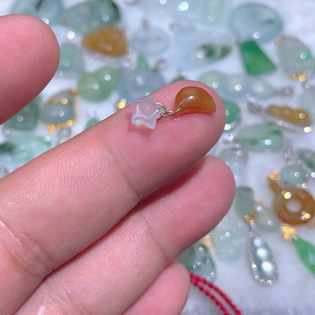 翡翠18K金镶嵌颈饰