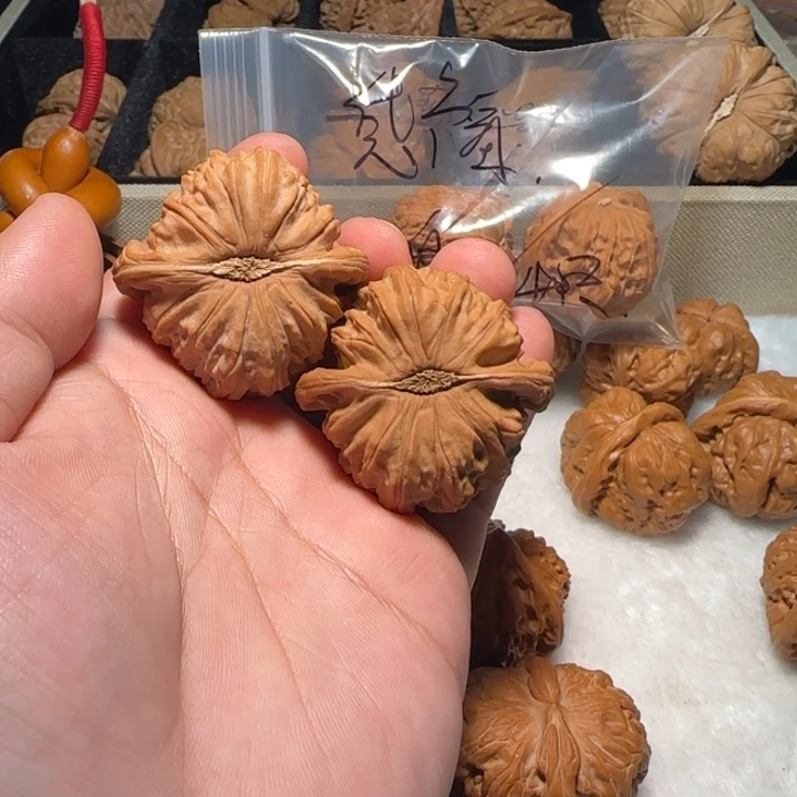 8***.文玩核桃把件闷白