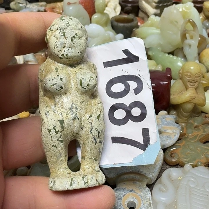 透闪石-蛇纹石玉未镶嵌颈饰