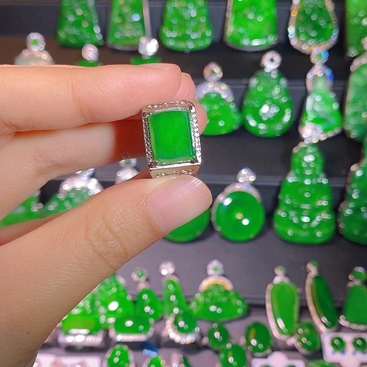 翡翠未镶嵌颈饰是