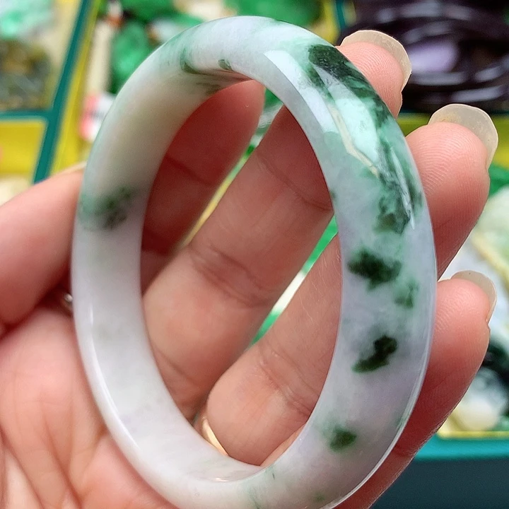 翡翠手镯未镶嵌翡翠